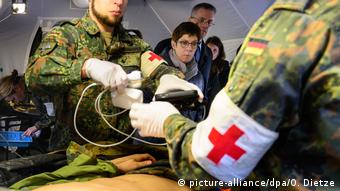 Санитары бундесвера демонстрируют свои медицинские навыки министру обороны ФРГ