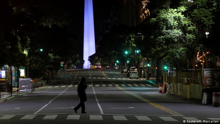 Foto de calle vacía en Buenos Aires