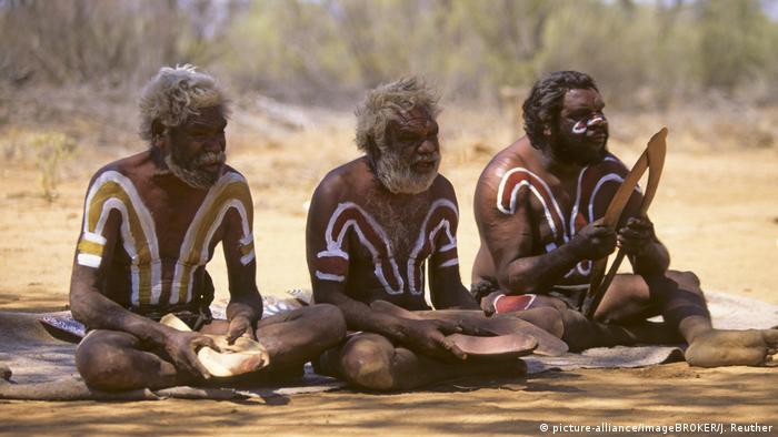 Aborigines - australische Ureinwohner, mit Jagd-Bumerangs