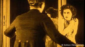 Szene aus dem Film Die freudlose Gasse (Foto: Edition Filmmuseum/DVD-Anbieter)