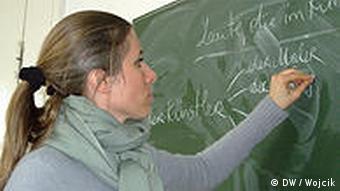 Deutschlehrerin Susanne Eybl schreibt mit einem Kreidestück etwas auf die Tafel (Foto: DW/ Nadine Wojcik)