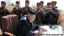 HANDOUT - 20.03.2020, Nordkorea, ---: Dieses von der staatlichen nordkoreanischen Nachrichtenagentur KCNA am 21.03.2020 zur Verfügung gestellte Foto zeigt Kim Jong Un (M), Machthaber von Nordkorea. Nordkorea hat nach Angaben des südkoreanischen Militärs erneut zwei ballistische Kurzstreckenraketen in Richtung Japanisches Meer (koreanisch: Ostmeer) abgefeuert. ACHTUNG: Das Foto wurde von der staatlichen nordkoreanischen Nachrichtenagentur KCNA zur Verfügung gestellt. Sein Inhalt kann nicht eindeutig verifiziert werden. Foto: -/KCNA/dpa - ACHTUNG: Nur zur redaktionellen Verwendung im Zusammenhang mit der aktuellen Berichterstattung und nur mit vollständiger Nennung des vorstehenden Credits +++ dpa-Bildfunk +++ |
