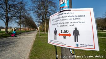 Парк в Баварии и предупреждение о соблюдении дистанции