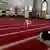 صورة من صلاة في مسجد خال في العراق بسبب جائحة كورونا في آذار 2020