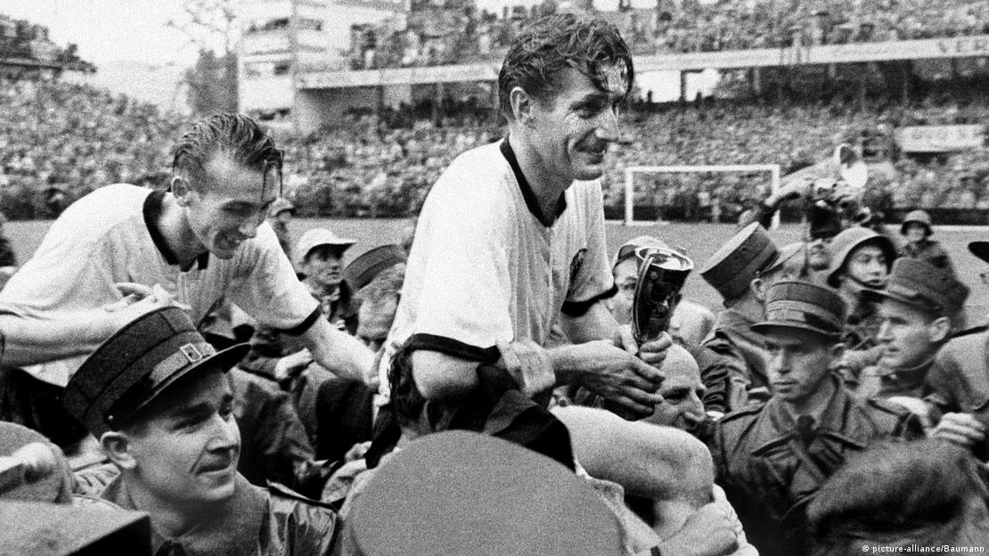 Os jogadores alemães Fritz Walter e Horst Eckel são carregados nos ombros na celebração da conquista da Copa do Mundo de 1954