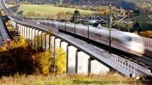  ICE der Deutschen Bahn auf der Brücke über das Wiedbachtal