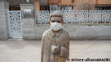 Iran Corona-Pandemie | Statue mit Maske