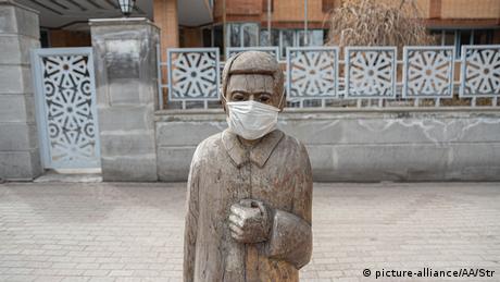 Iran Corona-Pandemie | Statue mit Maske