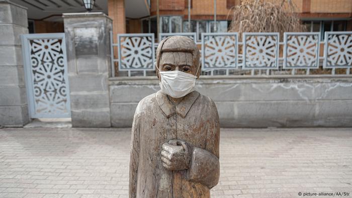 Iran's Crown Pandemic |  Statue with mask