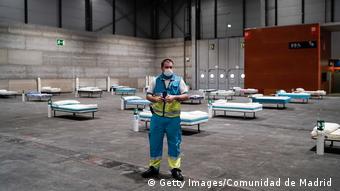 Из-за большого числа заболевших COVID-19 Испания открывает временные госпитали с дополнительными больничными местами