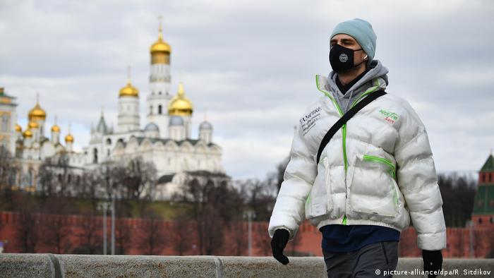 Человек в защитной маске в Москве