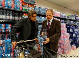 Plastik-Planet: Werner Boote (links) im Gespräch mit dem Fililalleiter eines Getränkemarkts