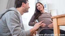 ILLUSTRATION - Eine schwangere Frau unterhaelt sich mit ihrem Partner am 24.03.2017 in einer Wohnung in Hamburg (gestellte Szene). Foto: Christin Klose | Verwendung weltweit