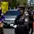 Foto de policía salvadoreño con mascarilla