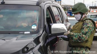 Soldado controlando a un automovilista.