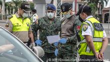 Handout picture released by Ecuadorian Ministry of Defense showing members of the Ecuadorian army checking drivers documents, in Guayaquil, on March 18, 2020. - Ecuadorian government decreed a state of emergency that restricts the movement of people throughout the countryas a preventive measure against the spread of the new coronavirus, COVID-19. (Photo by - / Ecuadorian Ministry of Defense / AFP) / RESTRICTED TO EDITORIAL USE - MANDATORY CREDIT AFP PHOTO / MEXICAN PRESIDENCY - NO MARKETING NO ADVERTISING CAMPAIGNS - DISTRIBUTED AS A SERVICE TO CLIENTS