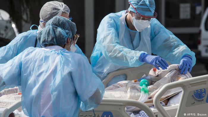 Coronavirus Frankreich Mülhausen medizinisches Personal transportiert Patienten