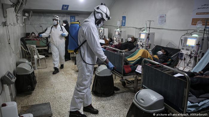 Coronavirus Syrien Idlib Krankenhaus Weiße Helme sprühen Desinfektionsmittel