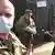 Украинские солдаты в респираторных масках, которые призваны защитить их от коронавируса 