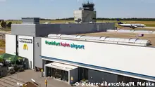 Lautzenhausen, Deutschland - 27. Juli 2018: Terminal des Flughafen Frankfurt Hahn (HHN) in Deutschland. | Verwendung weltweit