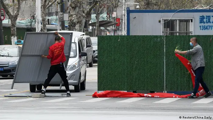 China Wuhan Barrieren auf Straße entfernt