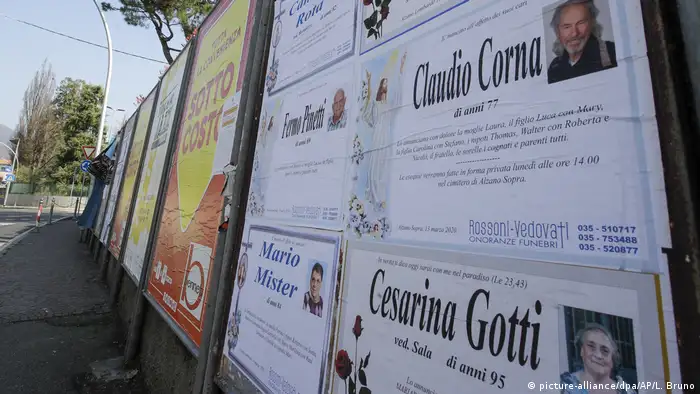 Coronavirus Italien Alzano Lombardo Todesanzeigen an Straße