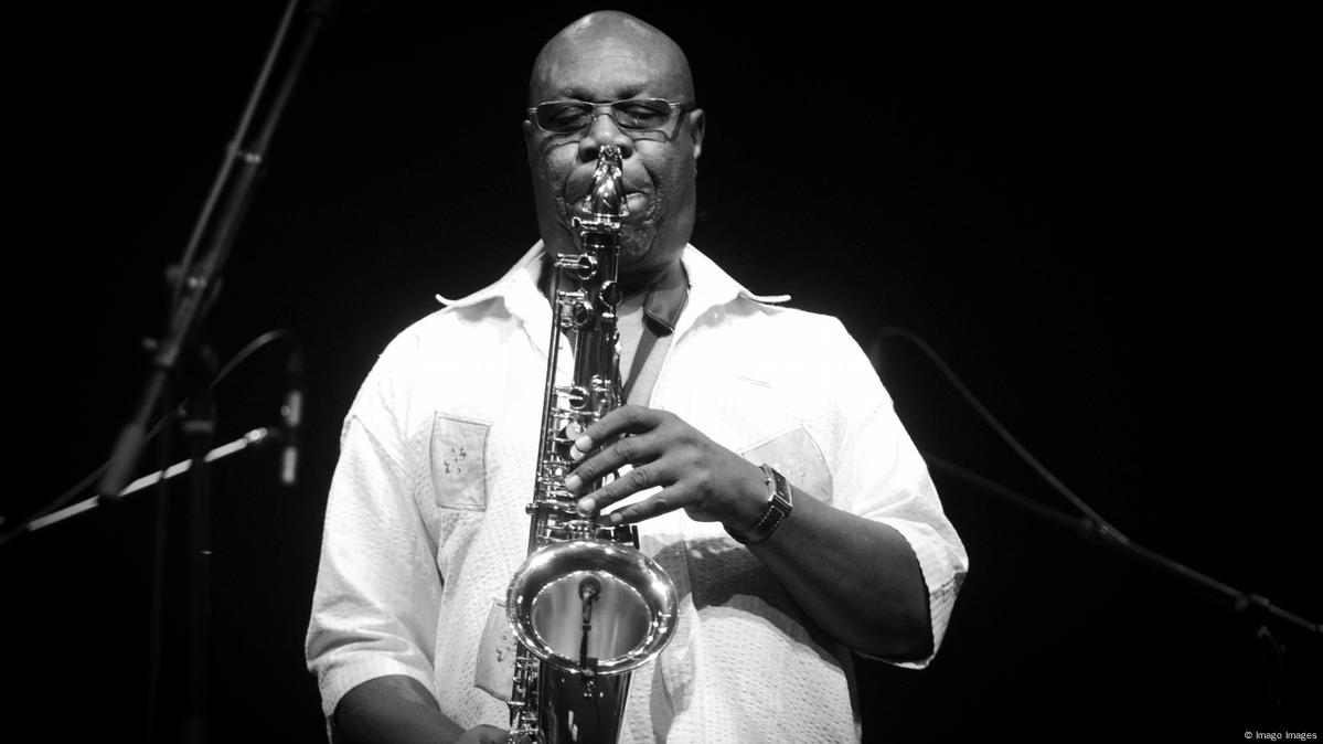 Manu Dibango has died from coronavirus – DW – 03/24/2020