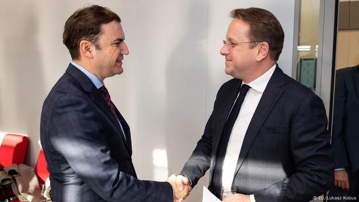 Olivér Várhely (R) EU-Erweiterungskommissar und Bujar Osmani stellvertretender Premierminister für europäische Angelegenheiten in Nord-Mazedonien