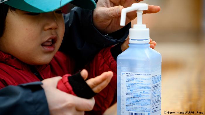 anak Jepang sedang mencuci tangan dengan desinfektan