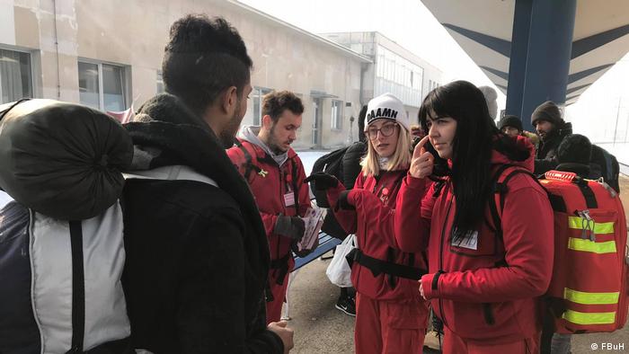 Djelatnici Crvenoga križa BiH pomažu migrantima