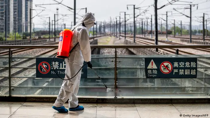China Hubei Wuhan Desinfektion am Bahnhofsgelände (Getty Images/AFP)
