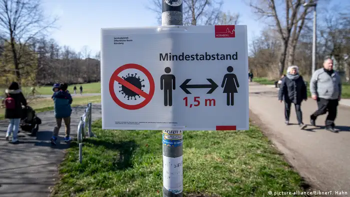 Sign reminding pedestrians to keep a distance (picture-alliance/EibnerT. Hahn)