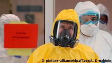 24.03.2020, Russland, Moskau: MOSCOW, RUSSIA - MARCH 24, 2020: Russia's President Vladimir Putin wears a yellow protective suit on his visit to the Novomoskovsky multipurpose medical center for patients suspected of the COVID-19 coronavirus infection. Alexei Druzhinin/Russian Presidential Press and Information Office/TASS Foto: Alexei Druzhinin/TASS/dpa |