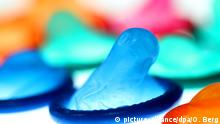 ARCHIV - 29.11.2010, Nordrhein-Westfalen, Köln: ILLUSTRATION - Farbige Kondome liegen auf einem Leuchttisch. (zu dpa-Korr Sextoys, Kondome, Berufsverbote - Wie Corona Sex verändert) Foto: Oliver Berg/dpa +++ dpa-Bildfunk +++ | Verwendung weltweit
