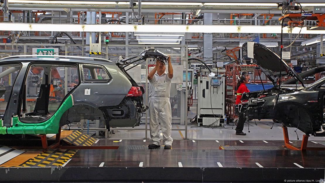 Trabajadores en una línea de montaje de VW en Puebla.