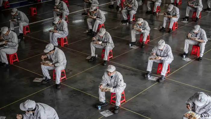 BdTD China Wuhan Essenspause für Arbeiter in Autofabrik Dongfeng Honda