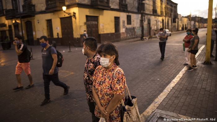 Personas con mascarilla en Lima, Perú.