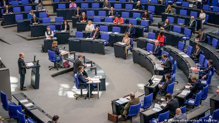 Berlin Bundestag Verabschiedung Hilfspakete für deutsche Wirtschaft (picture-alliance/dpa/M. Kappeler)
