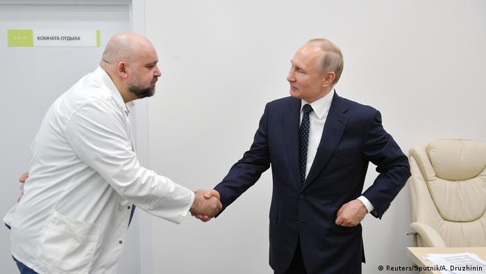 Президент России Владимир Путин 24 марта 2020 года пожимает руку главврачу инфекционной больницы в Коммунарке Денису Проценко. 31 марта у Дениса Проценко подтвердился диагноз коронавируса. 