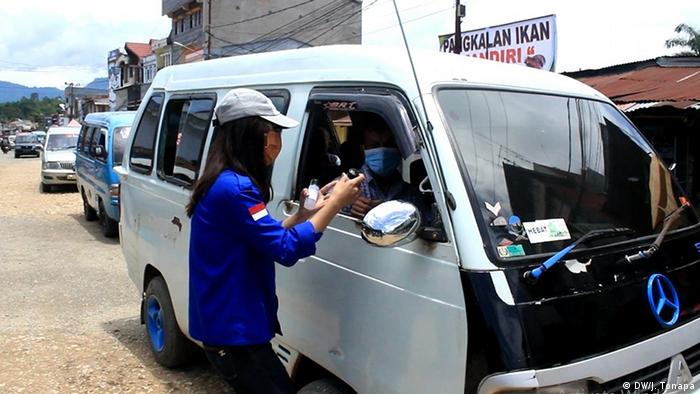 Studenten der Toraja Pharmacy Academy stellen Handdesinfektionsmittel her Indonesien (DW/J. Tonapa)