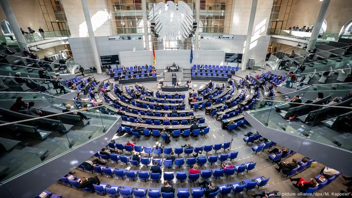 Berlin Bundestag Verabschiedung Hilfspakete für deutsche Wirtschaft