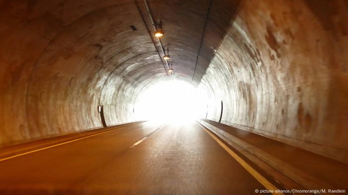 Symbolbild Lichtblick am Ende des Tunnels