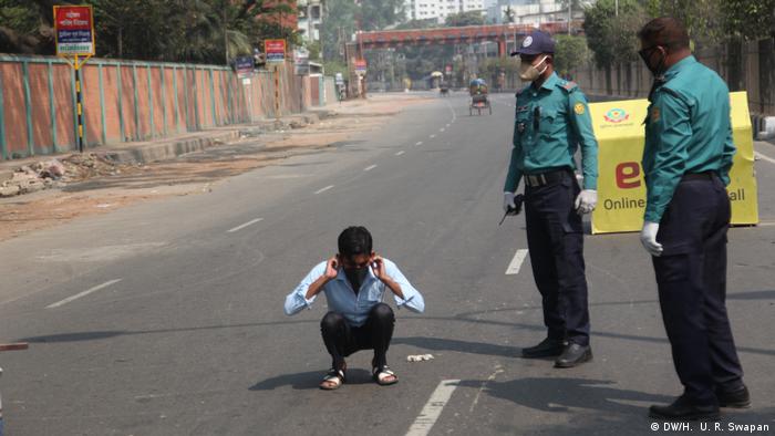 Police and a detained man in Dhaka, Bangladesh (DW/H. U. R. Swapan)