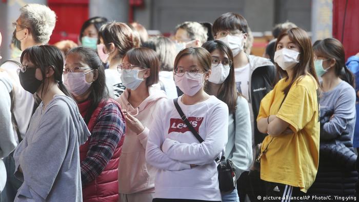 Taiwan | Coronavirus: Menschen mit Gesichtsmasken am Hsing Tian Kong Tempel