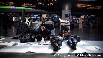 Люди спят в аэропорту Внуково, ожидая рейса домой (март 2020) 