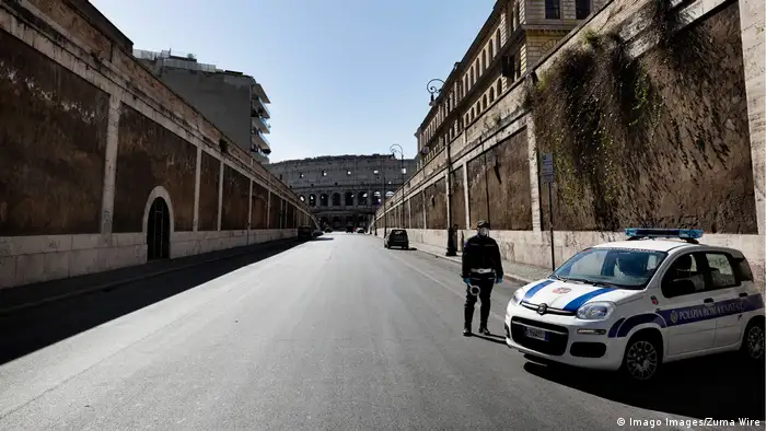 Italien Rom | Coronavirus | Polizei vor Kolosseum (Imago Images/Zuma Wire)