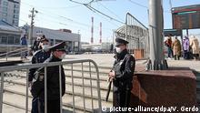28.03.2020, Russland, Moskau: MOSCOW, RUSSIA - MARCH 28, 2020: Police officers in face masks are seen at Moscow's Kiyevsky Railway Station after the arrival of a special train which took Russian citizens from Kiev, Ukraine. Russia and Ukraine have agreed a deal to briefly resume train connection bet