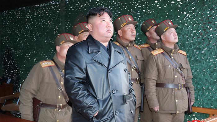 کیم جونگ اون، رهبر کره شمالی و نظارت بر پرتاب موشک