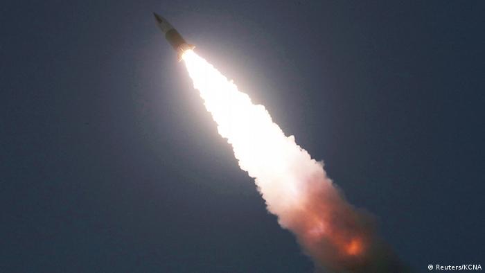 Foto de misil en el aire
