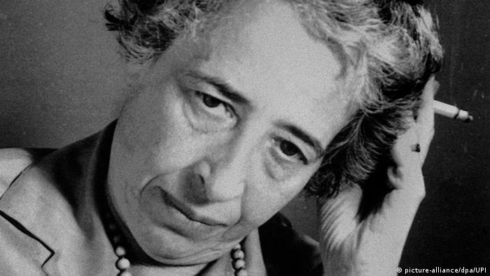 Philosopher and journalist Hannah Arendt with a cigarette in her hand (picture-alliance/dpa/UPI)